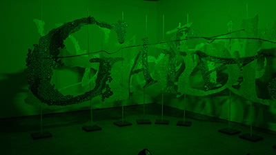 Vue de la sculpture GAFA GATE montrant l'interconnexion entre la cybersécurité et la surveillance numérique à travers l'art