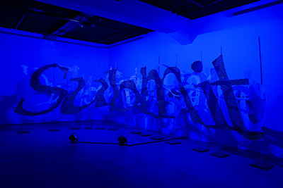 Mosaïque représentant l'illusion numérique de la sécurité en ligne à travers la sculpture GAFA GATE et ses éléments lumineux