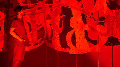 Représentation de la surveillance numérique et de la manipulation des données personnelles à travers la sculpture GAFA GATE