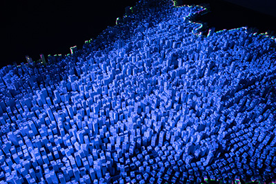 Représentation artistique de la croissance urbaine à Saint-Denis avec des éléments de données démographiques et de pollution lumineuse