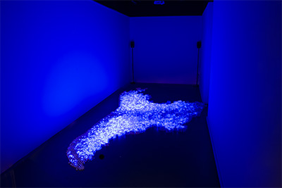 Mosaïque artistique représentant la croissance urbaine de Strasbourg, fusionnant architecture moderne et projections lumineuses pour illustrer la densification de la ville