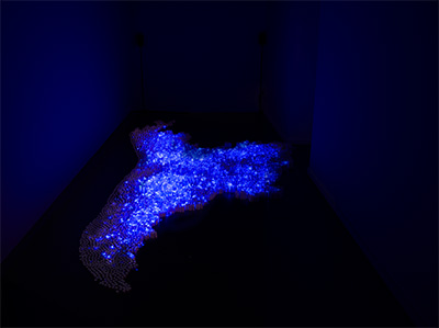 Mosaïque créée à partir de données urbaines et de projections lumineuses, illustrant la croissance et la saturation de Strasbourg, la capitale de l'Alsace